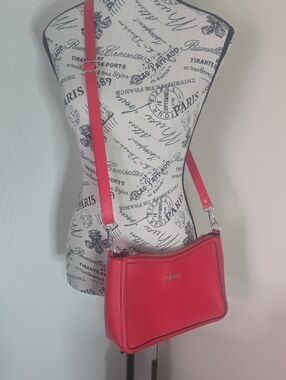 Guess Red W/ Silver Hardware Crossbody/Shoulder Bag (NWOT)🩶❤️🩶